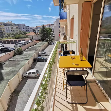 Bright, Renovated Flat In The Sweet Spot * アンティーブ